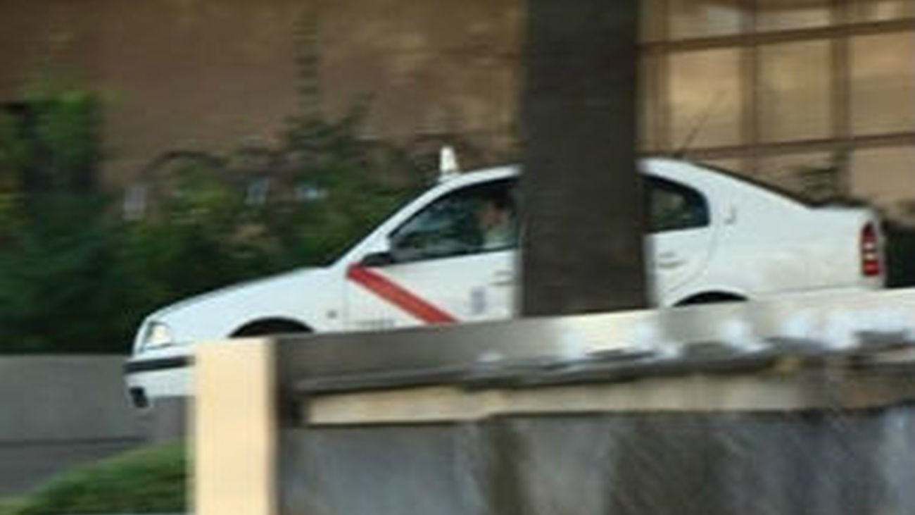 Taxistas de la T1 devuelven un maletín con dinero olvidado a una pareja de ancianos