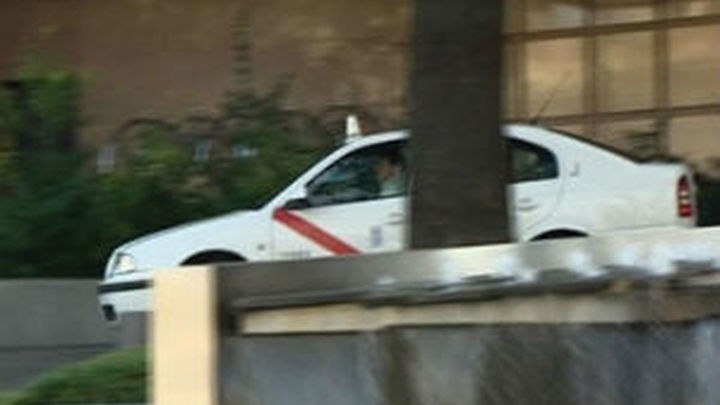 Taxistas de la T1 devuelven un maletín con dinero olvidado a una pareja de ancianos