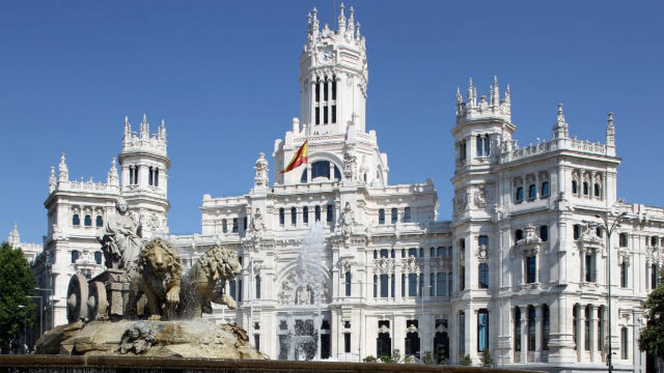 El Ayuntamiento De Madrid Y Otros Edificios Emblemáticos Se Iluminan De ...