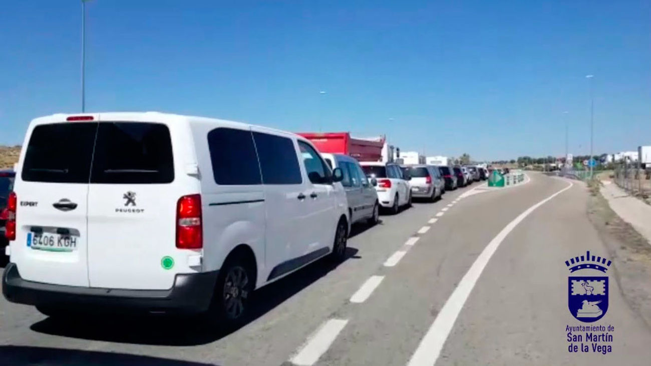 Atascos kilométricos en los accesos al Parque Warner