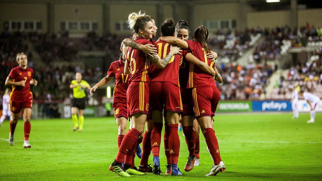 Las jugadoras de la Selección femenina de fútbol celebran un gol ante Serbia