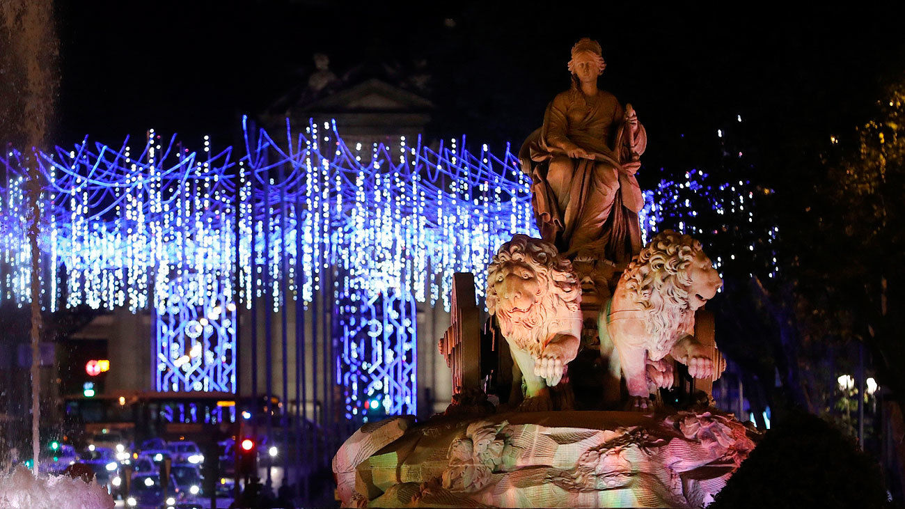 Vista de la fuente de Cibeles de Madrid durante el tradicional encendido de luces de Navidad
