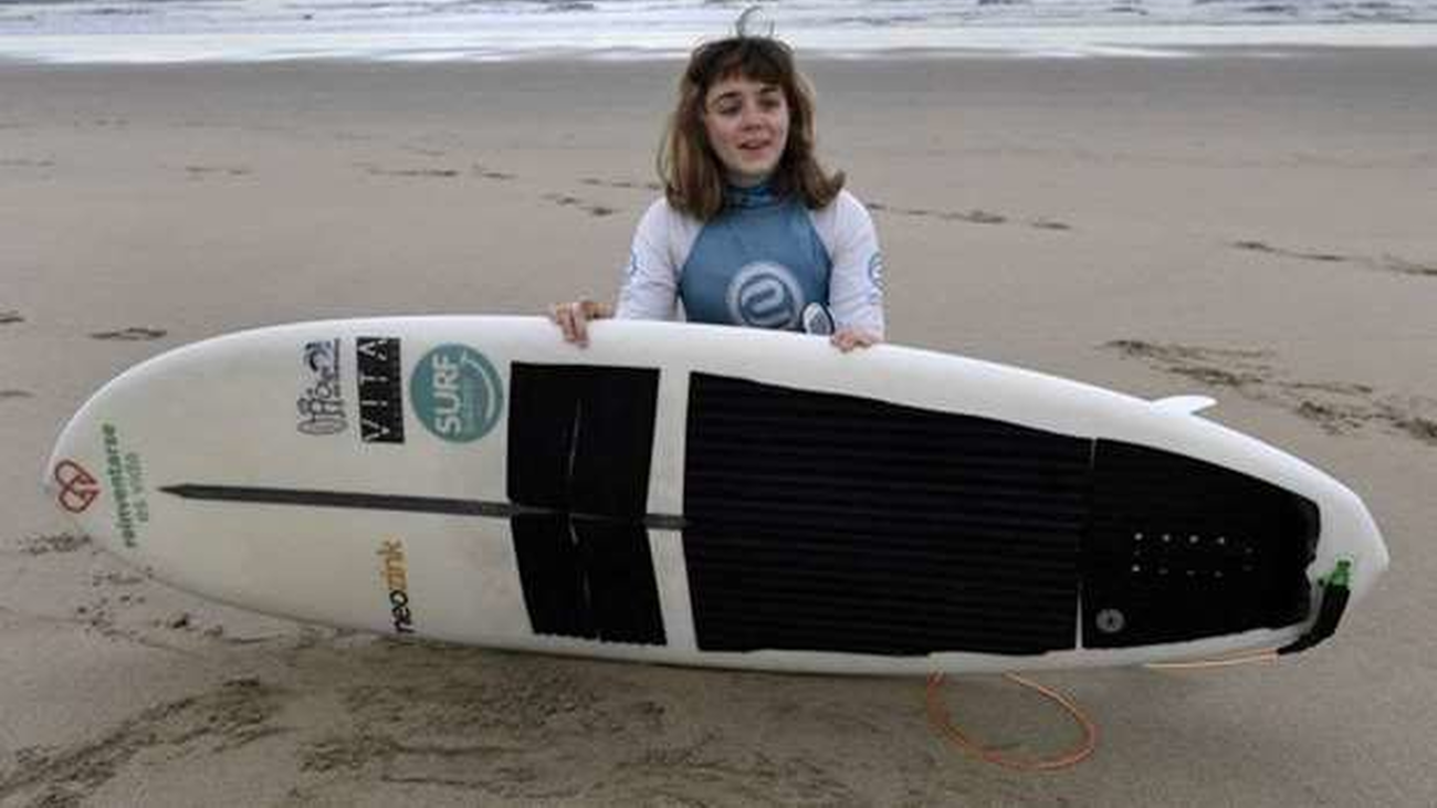 Carmen López, la surfista ciega que escucha las olas