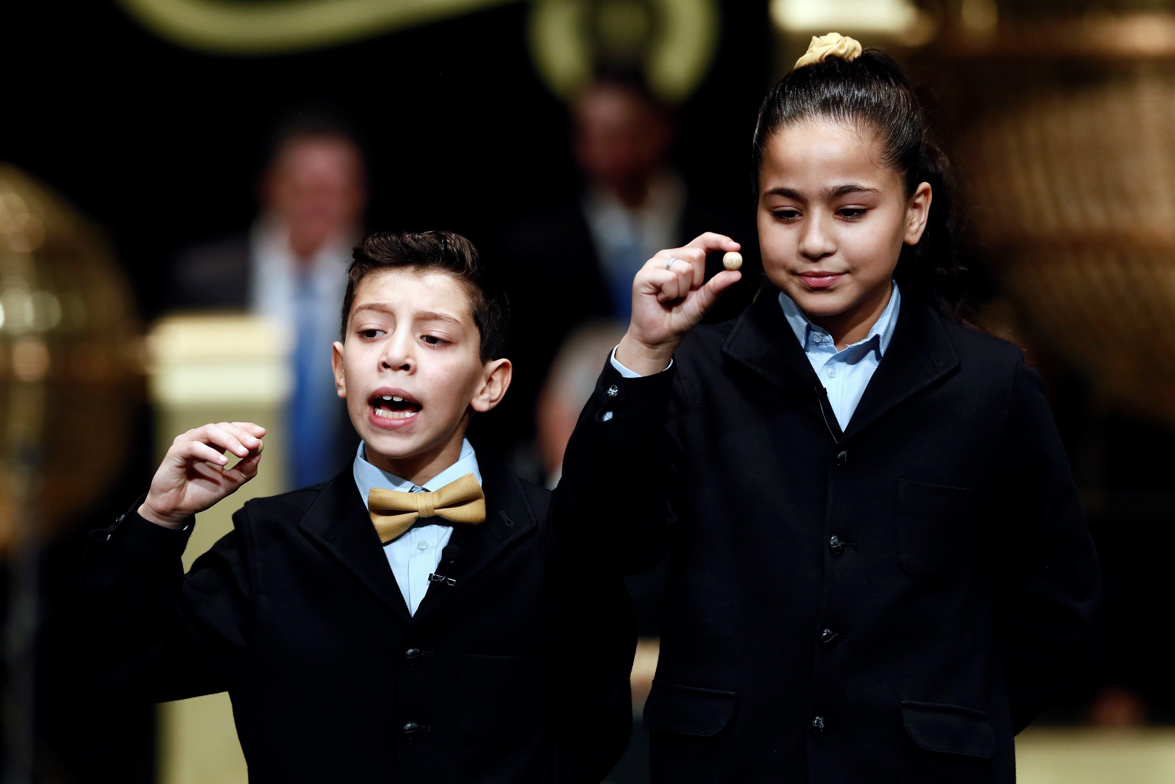 Los niños de San Ildefonso cantan el 67.774, segundo cuarto premio Los niños de San Ildefonso cantan el 67.774, segundo cuarto premio