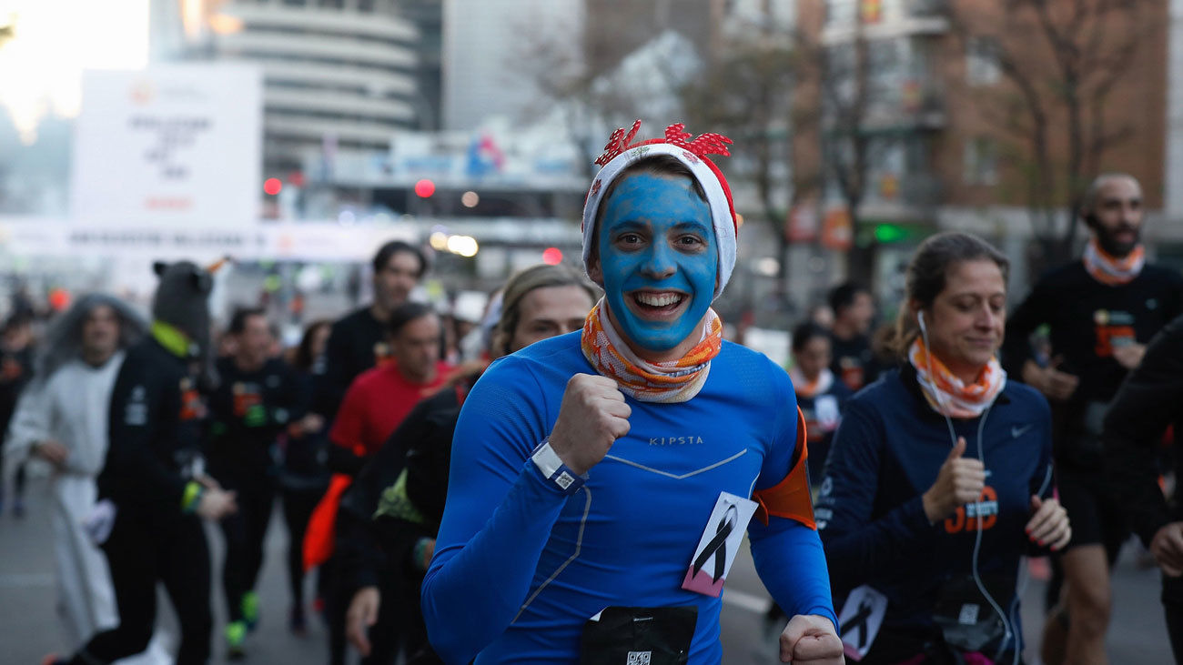 Numerosos corredores tras tomar la salida de la San Silvestre Vallecana Popular, la emblemática carrera del final del año en Madrid