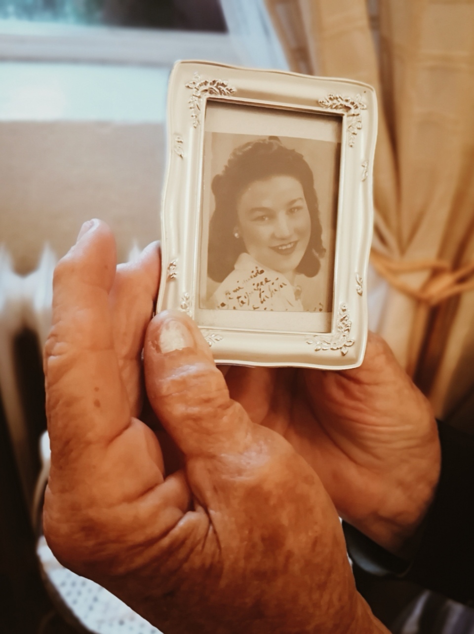 '¡Mira qué joven y guapa!', dice María mientras nos enseña una foto de sus veinte años / Sandra Lázaro