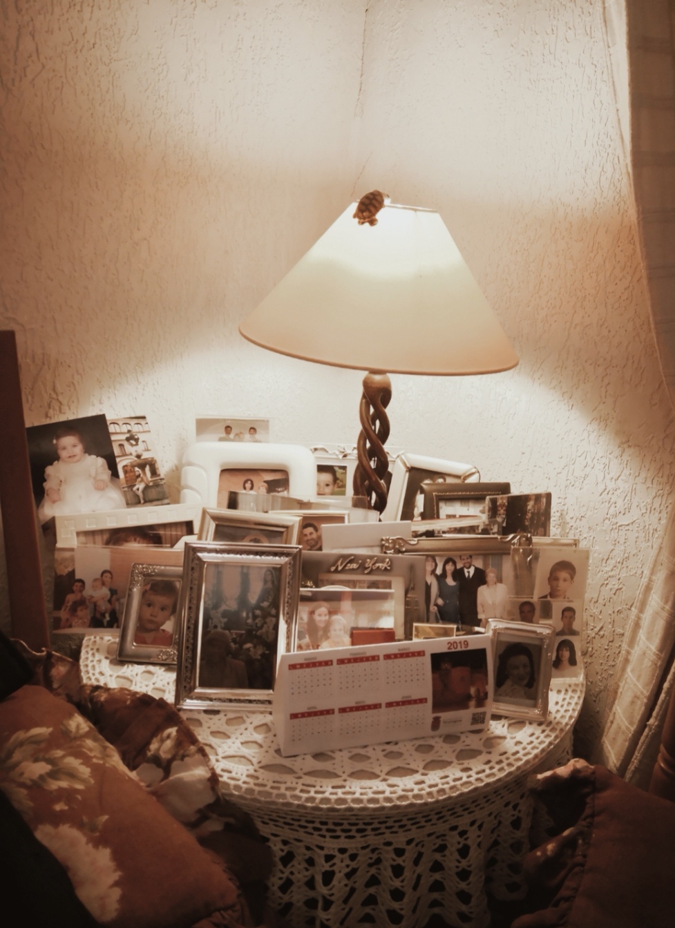 Sobre la mesa, recuerdos de familia. / Sandra Lázaro