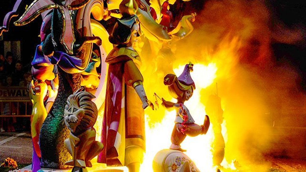 El fuego arrasa unas Fallas marcadas por las elecciones, el feminismo y