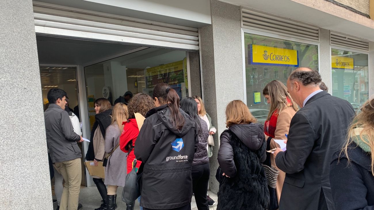 El subdirector de oficinas de Correos habla de las colas para entregar el voto