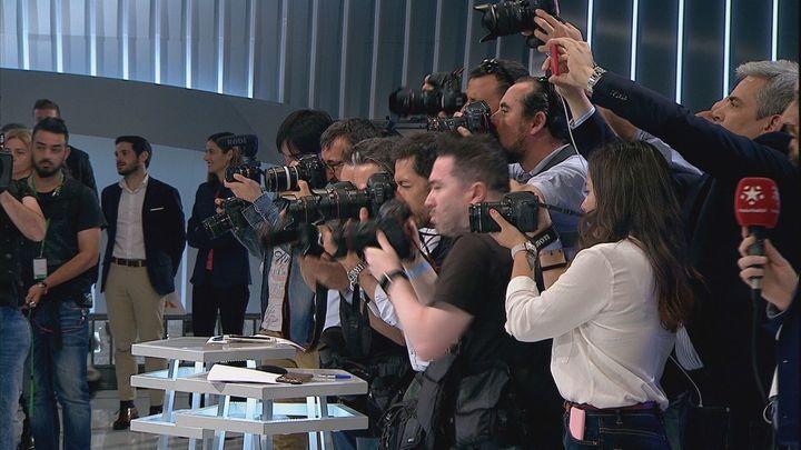 Muchos periodistas y fotógrafos antes del debate decisivo de los candidatos a la Alcaldía de Madrid