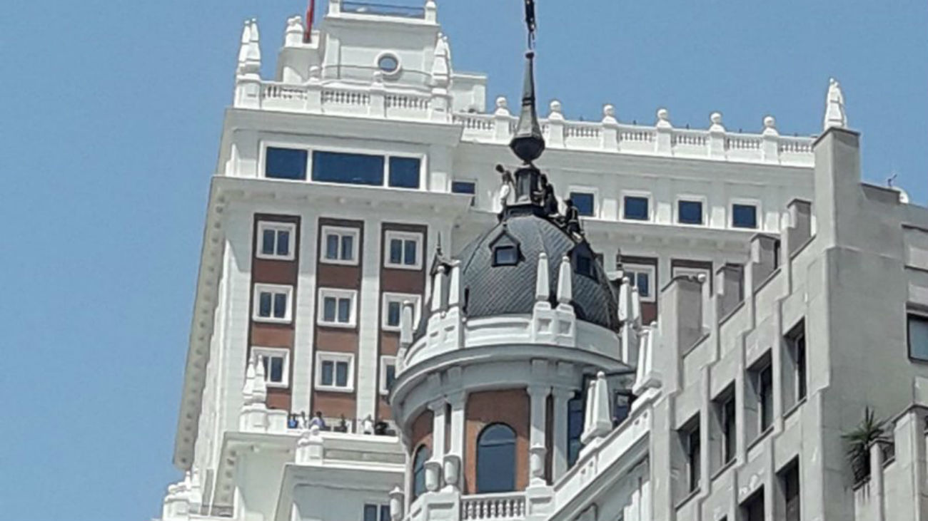 Un hombre amenaza con tirarse (foto @Nieva730)