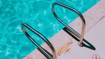 Muchas piscinas de comunidades de vecinos ven peligrar su verano por no cumplir los requisitos de apertura