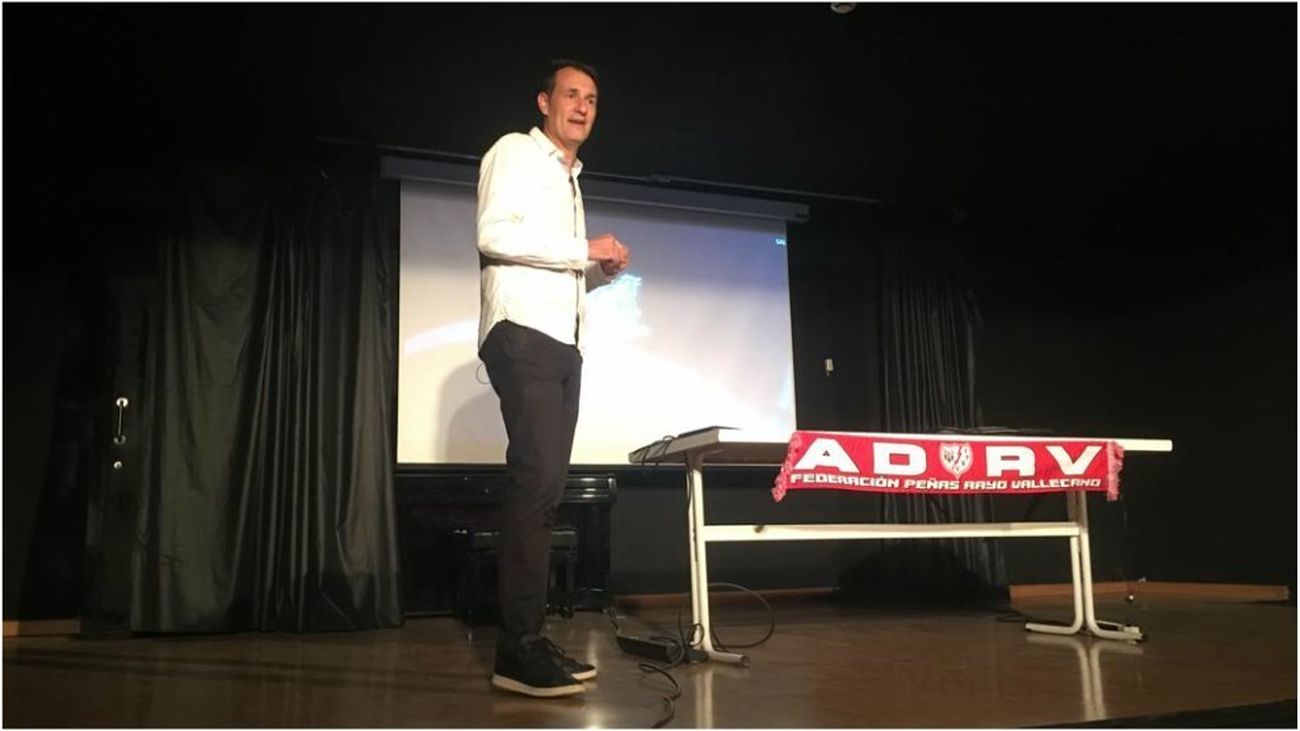 Los aficionados del Rayo Vallecano recibieron a Clos Gómez.
