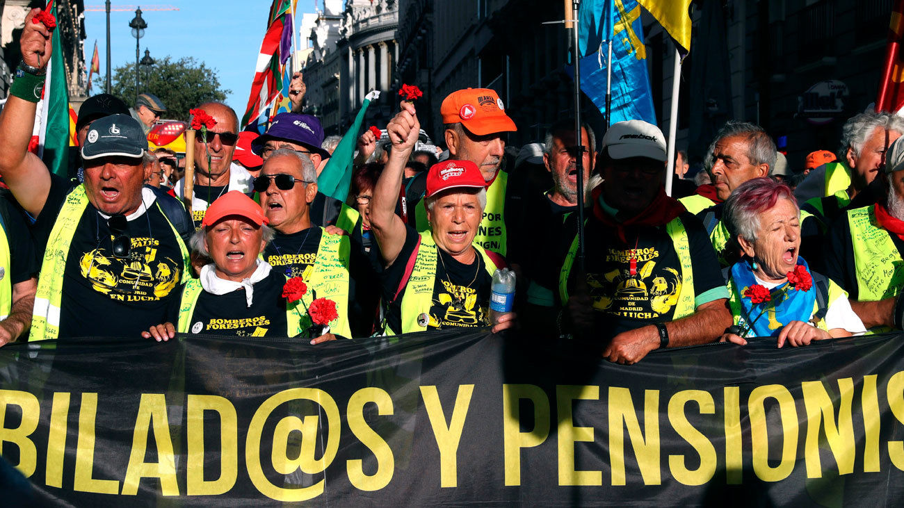 Decenas de pensionistas han culminado este martes en la Puerta de Sol de Madrid la marcha a pie