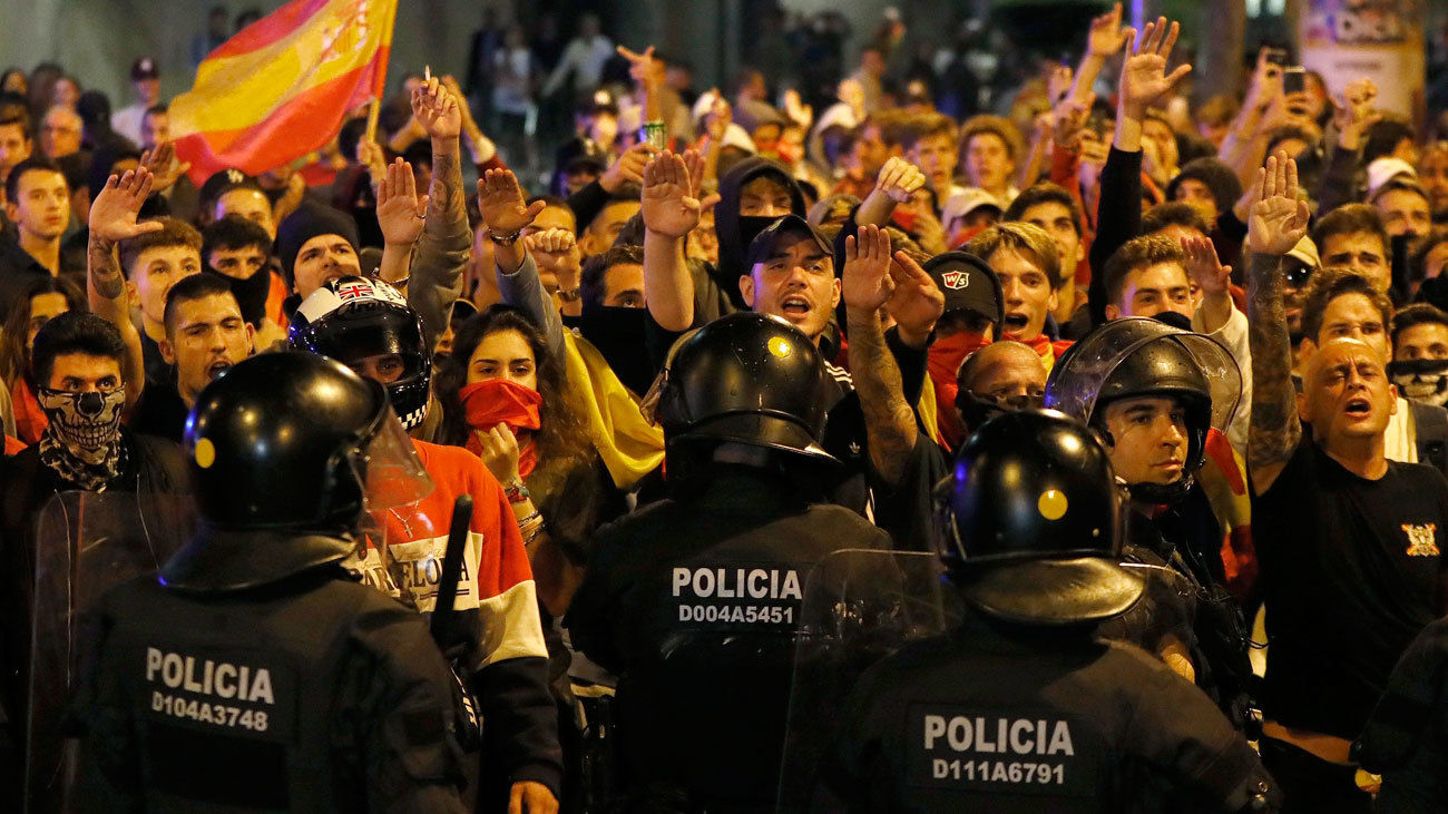 Unos 300 miembros de la ultraderecha se manifiestan en Barcelona para defender la unidad de España
