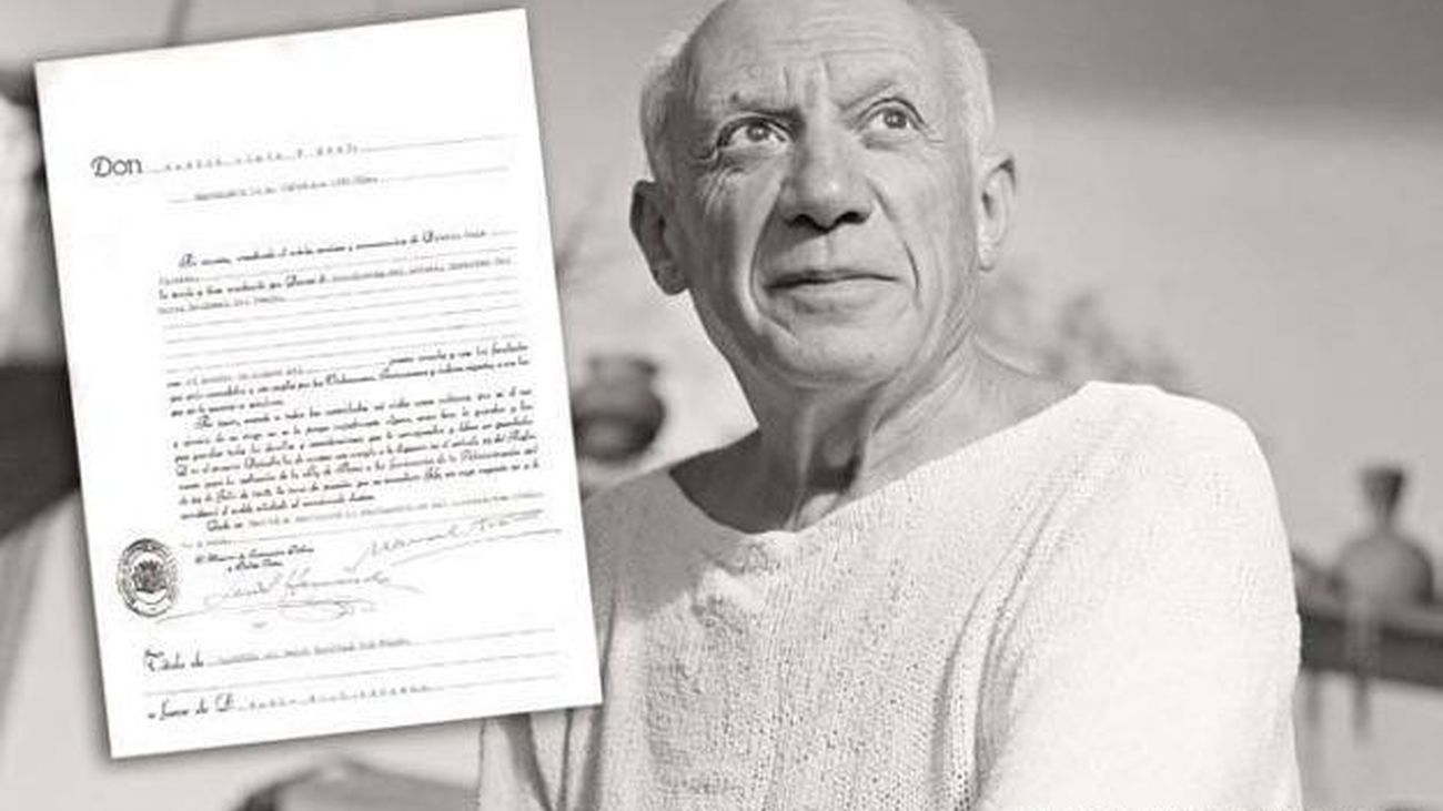 Picasso junto al documento firmado por Manuel Azaña para su nombramiento el 26 de septiembre de 1936 / EDWARD QUINN