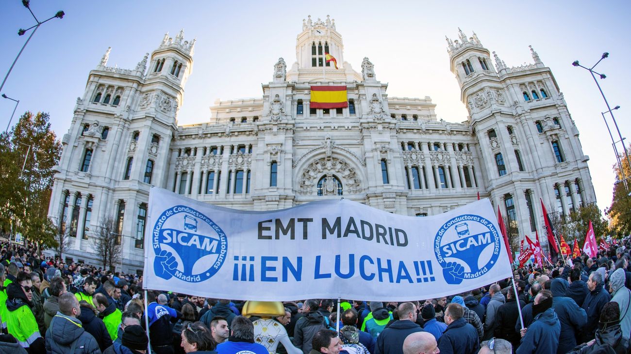 Trabajadores de la EMT, en una protesta ante el Ayuntamiento de Madrid