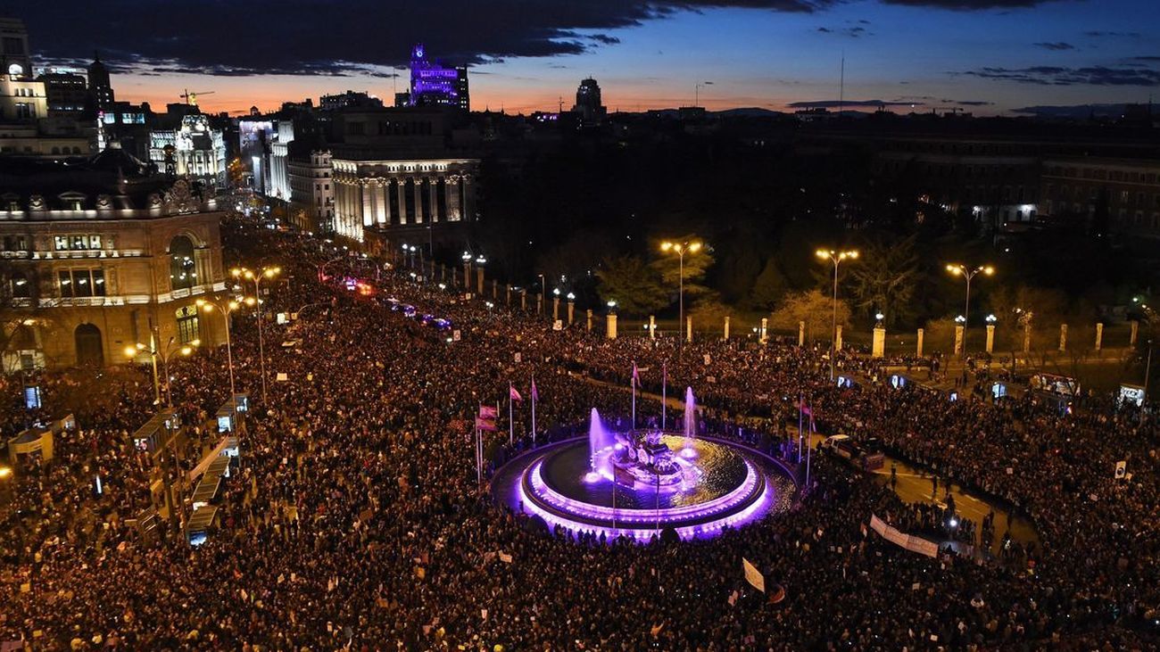 Miles de personas rodean la Cibeles en la manifestación del 8-M