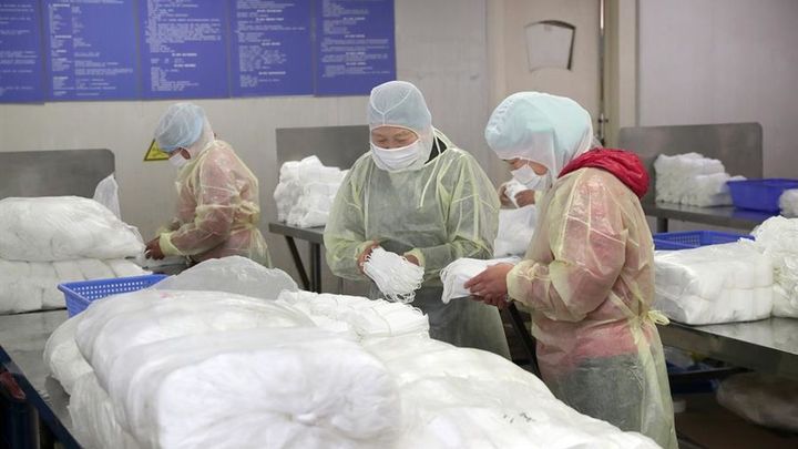 Voluntarios en China haciendo preparativos contra el coronavirus de Wuhan
