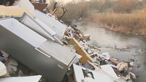 Escombros, plásticos y basura convierten el cauce del río Guadarrama en un vertedero