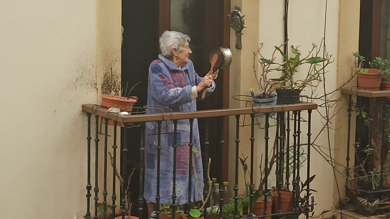 De los aplausos para homenajear a los sanitarios a las Cacerolada en los balcones tras ser detenido un hombre