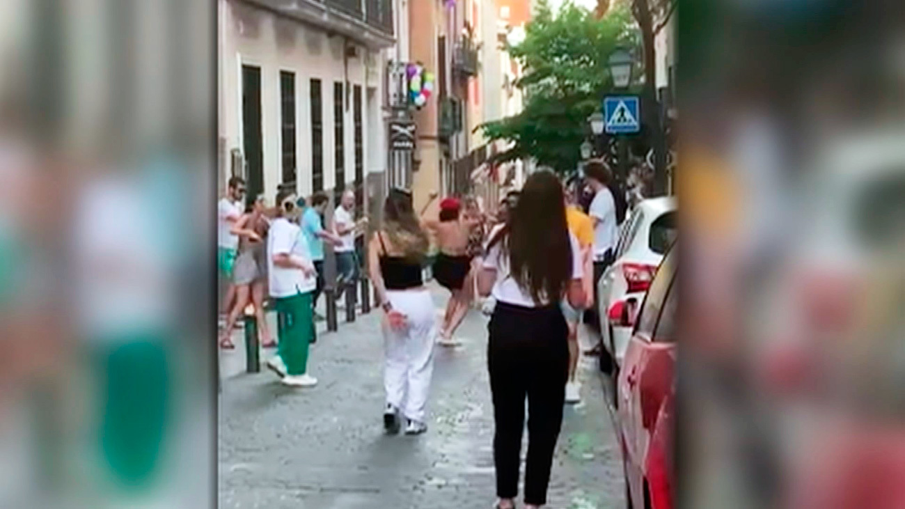 Las calles de Malasaña han vivido imágenes nada edificantes con motivo de las fiestas del 2 de mayo, en tiempos de coronavirus