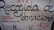 Cientos de personas hacen cola en Aluche para recoger una bolsa de comida solidaria