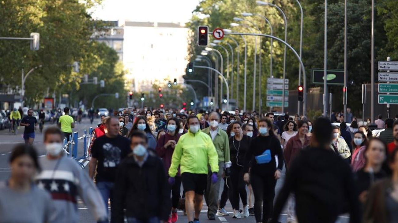 Multitud de personas pasean en Madrid