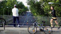 ¿Deben los corredores y ciclistas llevar mascarilla? El debate está servido