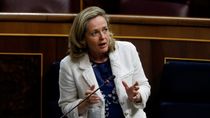 Calviño ve "absurdo y contraproducente" abrir el debate de derogar la reforma laboral