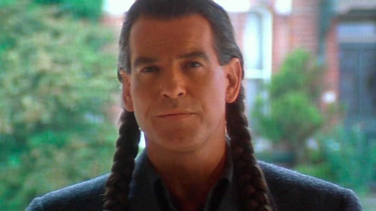 Escena de la película 'Búho gris', con Pierce Brosnan