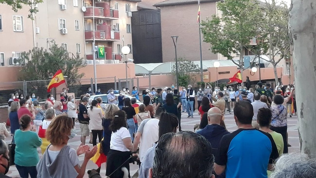 Protesta contra el Gobierno y apoyo la Guardia Civil frente a la comandancia de Tres Cantos