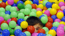 Las medidas de higiene llegan a las piscinas de bolas y parques infantiles