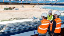 Un rojiblanco en la Casa Blanca, el alcalde de Madrid visita las obras del Bernabéu