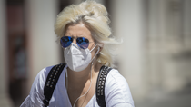 ¿Hay que ponerse crema solar debajo de la mascarilla?