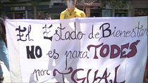 Vecinos de Villa de Vallecas se concentran para pedir más ayudas contra la pobreza