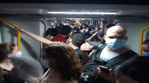 Quejas de viajeros de Metro de Madrid por estar parados en un tren 13 minutos tras un robo