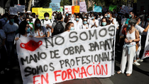 Centenares de médicos MIR se manifiestan en Madrid contra la "explotación"