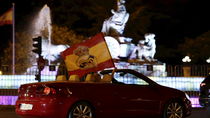 Ejemplar celebración de liga de los madridistas en la Plaza de Cibeles desde sus coches
