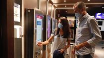 Los reyes asisten a una sesión de cine en Madrid en apoyo al sector