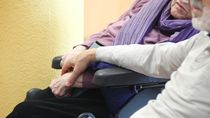 Madrid explora un protocolo que aumenta las restricciones en las residencias de ancianos
