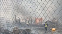 Trece dotaciones de bomberos trabajan en la extinción de un fuego en Villaverde