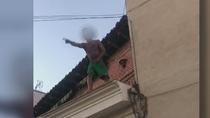 Vecinos de Alcobendas hacen caceroladas para echar a unos 'okupas', que les amenazan de muerte