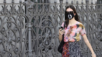 Los madrileños cumplen con la mascarilla en la calle, más difícil en las terrazas