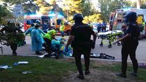 Dos policías a caballo y una transeunte ayudan a salvar la vida a un hombre que sufrió un infarto en El Retiro