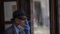 Un juez anula la orden de la Comunidad de Madrid que prohíbe fumar en la calle sin distancia