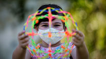 Los niños pueden tener anticuerpos de la covid-19 y el virus a la vez
