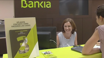 Los trabajadores de Bankia y Caixabank temen que la fusión provoque más de 8.000 despidos y el cierre de sucursales
