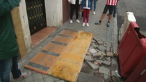 Conviven con un socavón en la puerta de su portal en Puerta del Ángel