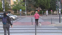 Una calle separa las nuevas medidas en San Sebastián de los Reyes de Alcobendas